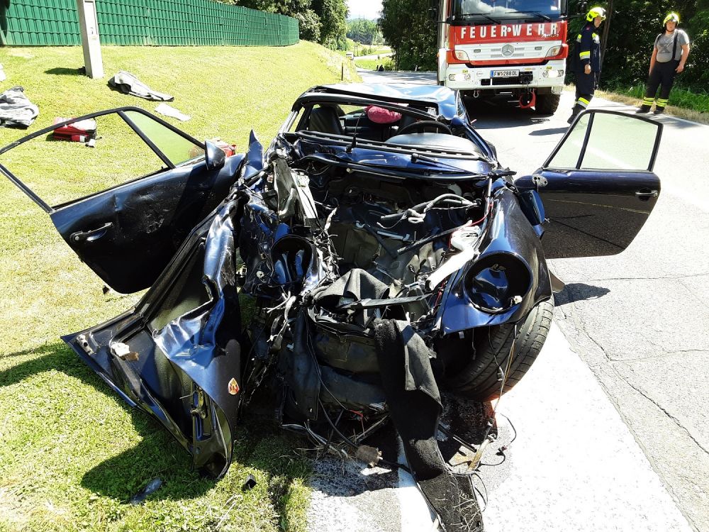 Der Sportwagen krachte frontal in den Kleinbus.
