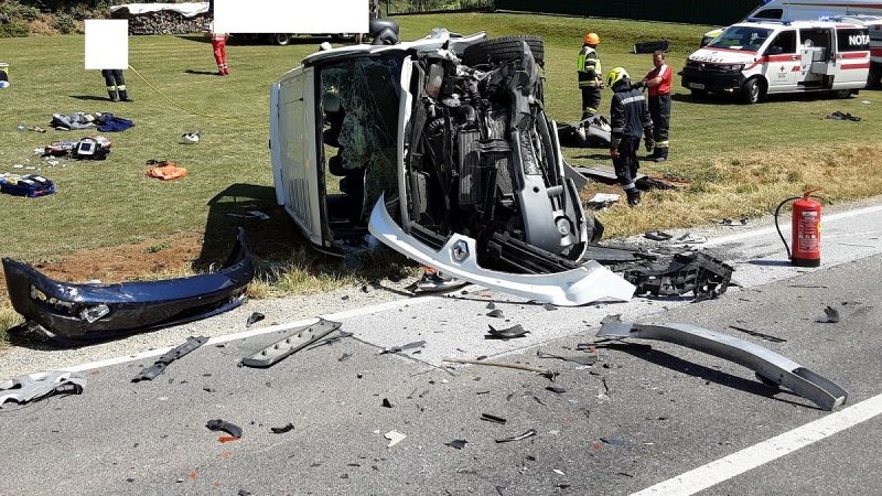 Der Mannschaftsbus des ESC Fresing wurde komplett zerstört.