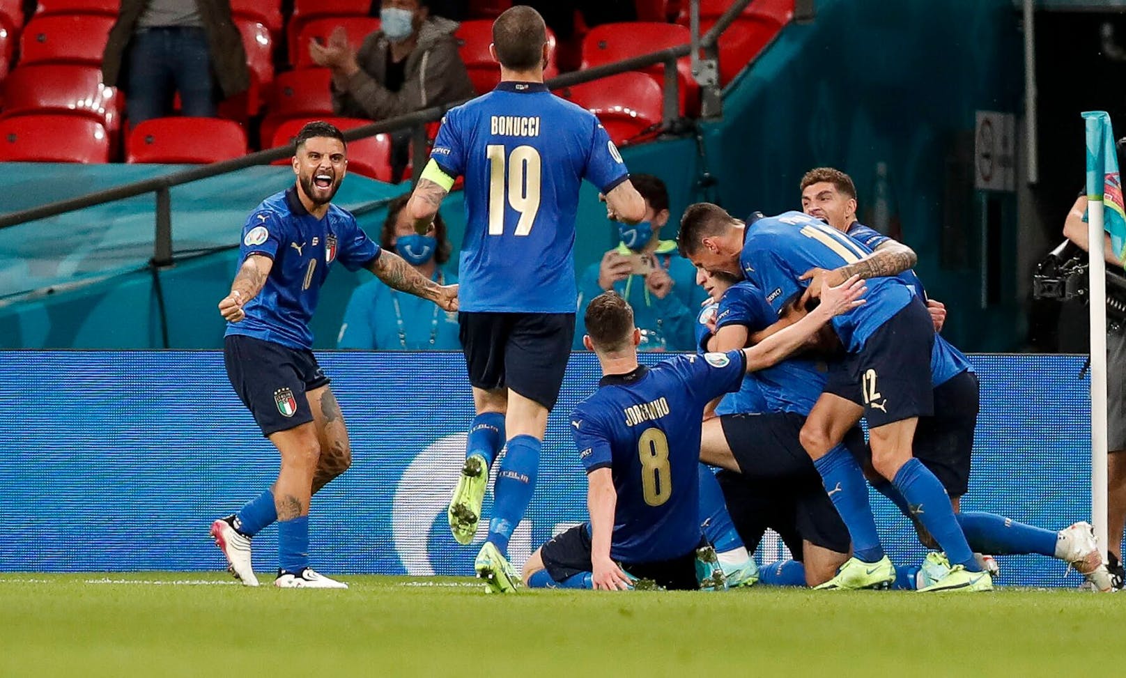 Italien bejubelt den Aufstieg gegen Österreich.