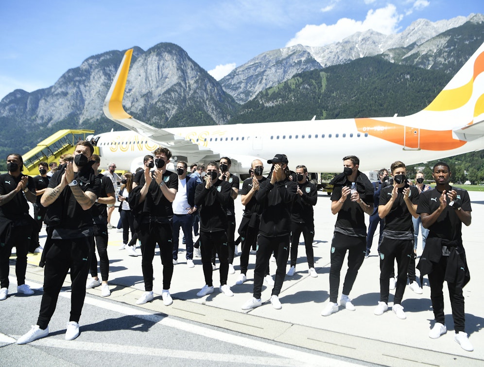 Das ÖFB-Team bedankt sich bei der jubelnden Menge am Flughafen.