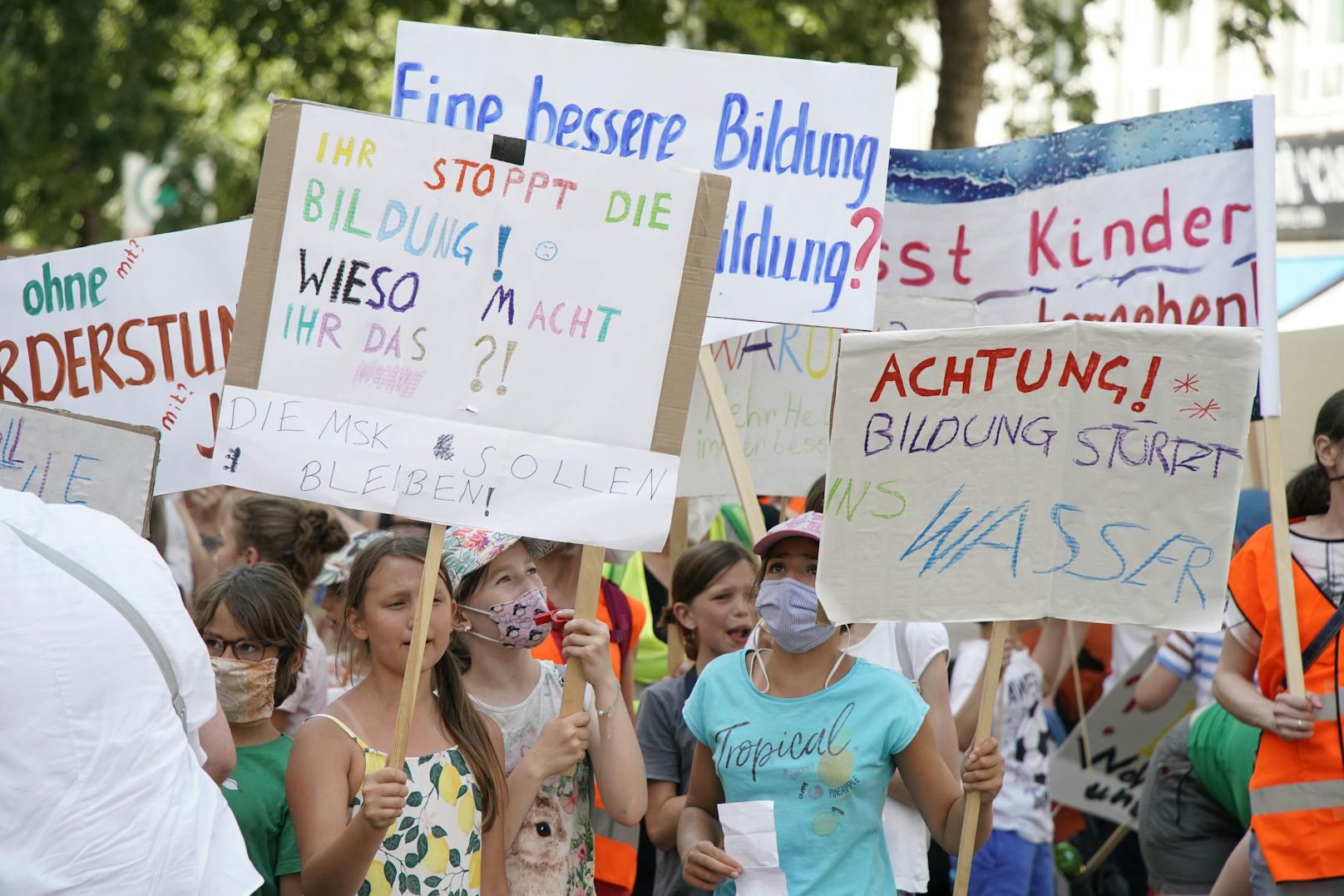 Weit über 1.000 Pädagogen und Lehrer protestierten heute gegen die Reform der Lehrerzuweisung in Wien.
