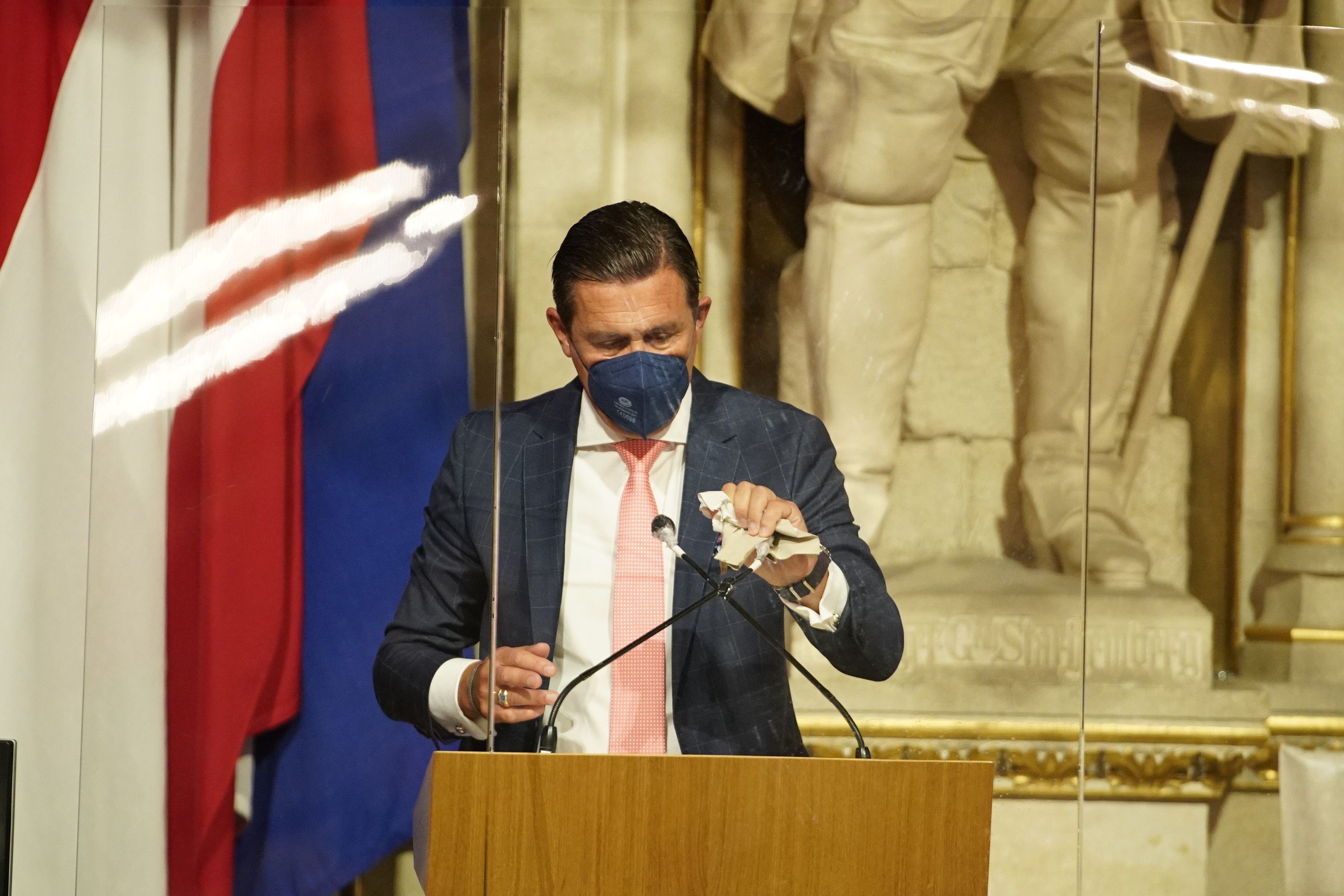 Hanke wischt das Mikro ab – und die Kritik der Opposition weg.