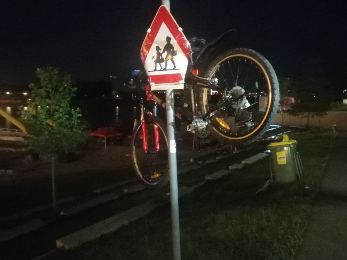 Der Verdächtige hatte das Rad über dieses Verkehrsschild heben wollen.