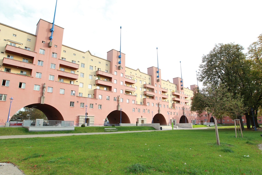 Immer mehr Gemeindebau-Bewohner – im Bild der Marx-Hof in Döbling – sind auf Ratenzahlungen angewiesen.&nbsp;