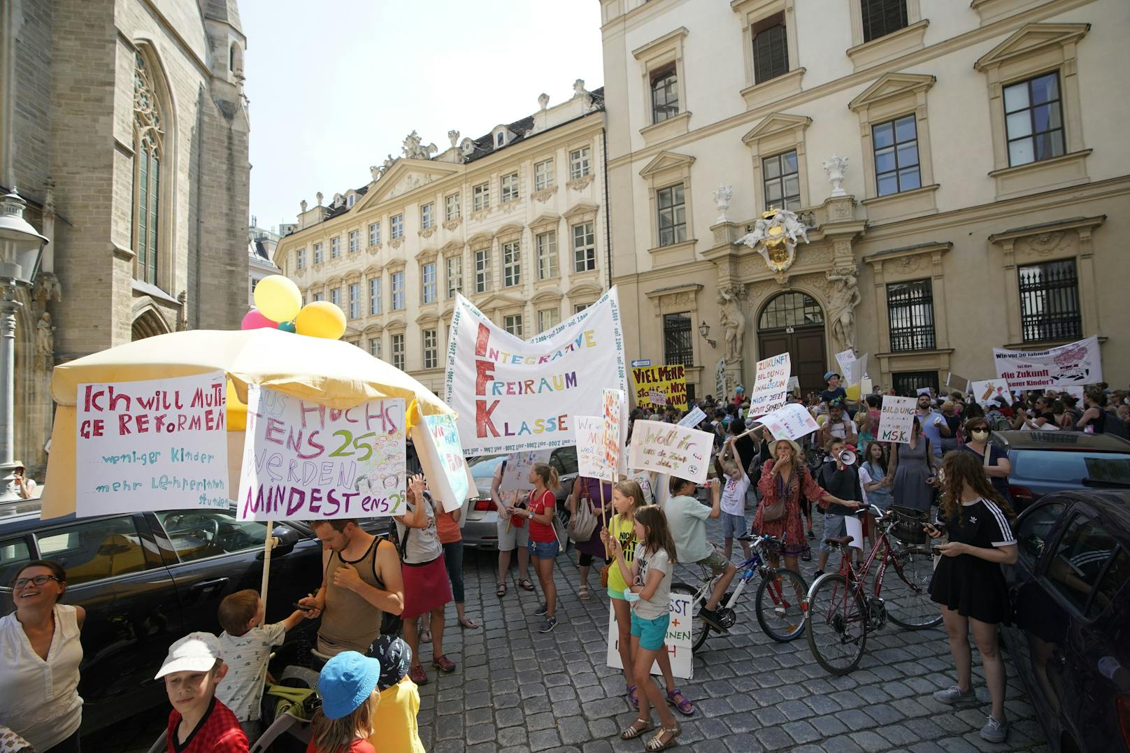 Ende des Protestzugs war vor dem Bildungsministerium am Minoritenplatz (City). 