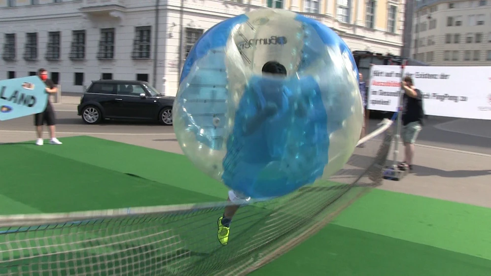 Bei einer Aktion von vida Jugend und young younion hatte ein menschlicher Tischtennisball seinen großen Auftritt.