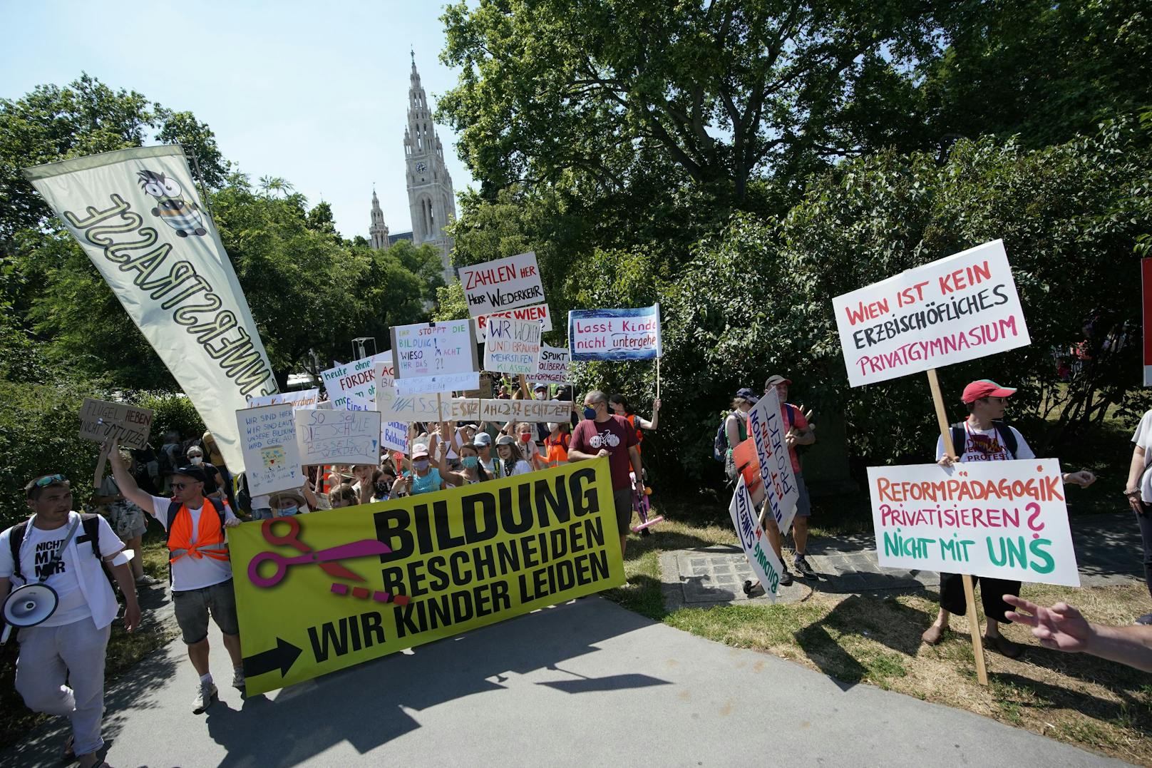 Auf Schildern hielten die Demonstranten die wichtigsten Botschaften fest. Etwa, dass Wien kein "erzbischöfliches Privatgymnasium" werden darf.