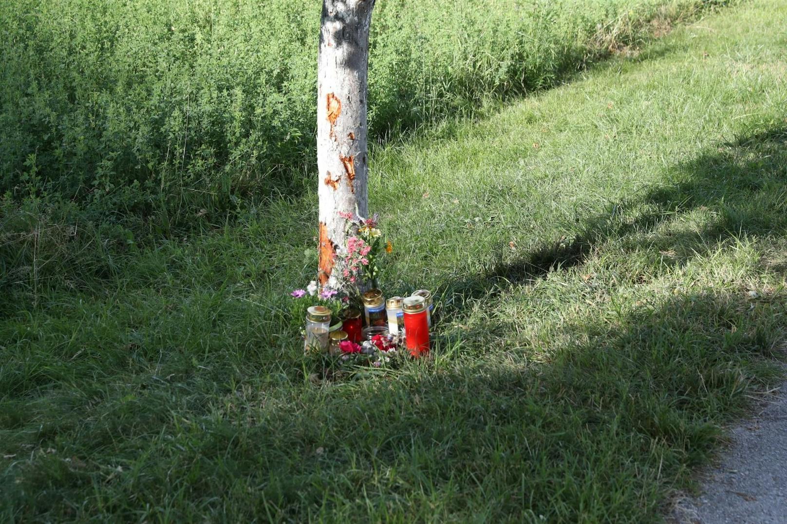 An der Unfallstelle erinnern Kerzen an den tragischen Unfall vom Wochenende. 
