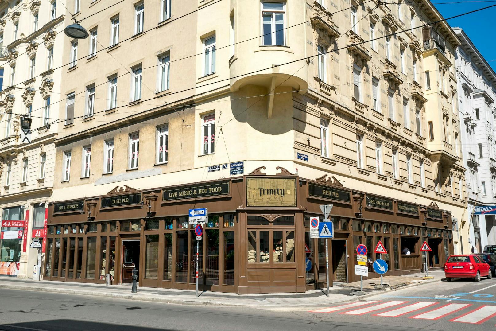 Für authentischen Pub-Look wurde auch die Außenfassade der Trinity Irish Bar stilecht gestaltet.