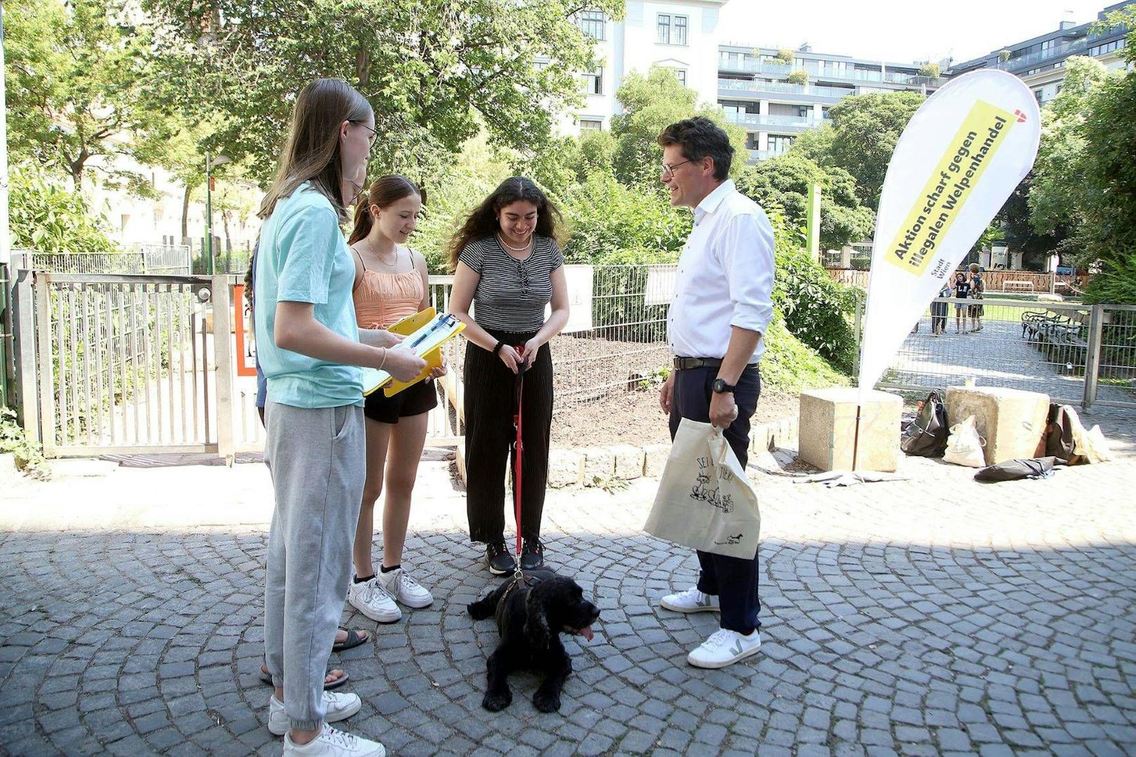 Im Rahmen der 1. Wiener Ehrenamtswoche machen sich Schülerinnen und Schüler gegen illegalen Welpenhandel stark. Tierschutzstadtrat Jürgen Czernohorszky (SPÖ) kam im Hamerlingpark (Josefstadt) auf einen Besuch vorbei und zeigte sich beeindruckt von dem Engagement.