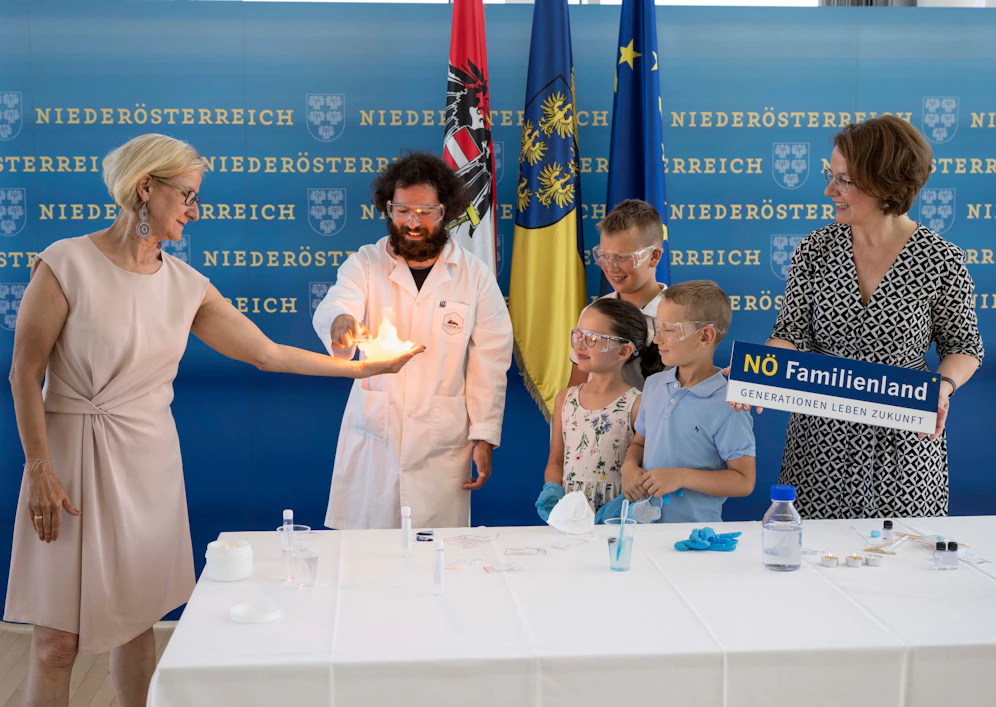 Landeshauptfrau Johanna Mikl-Leitner und Bildungslandesrätin Christiane Teschl-Hofmeister mit den jungen Forschern.