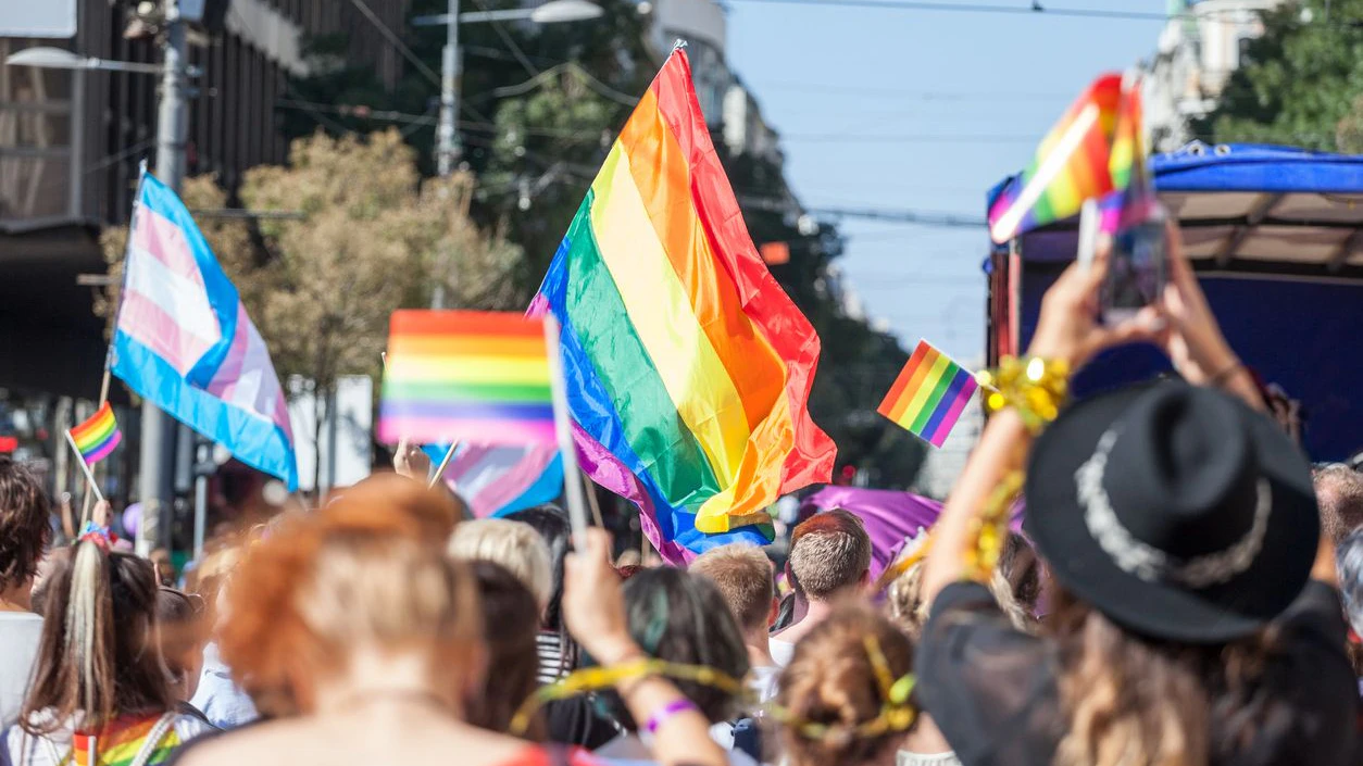 Fünf Männer verbrannten in der Steiermark eine Regenbogenfahne.