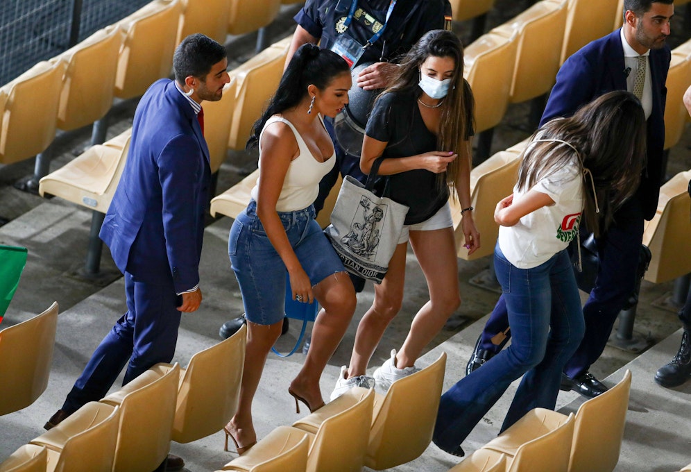 Georgina Rodriguez beim 0:1 von Portugal gegen Belgien auf der Tribüne in Sevilla