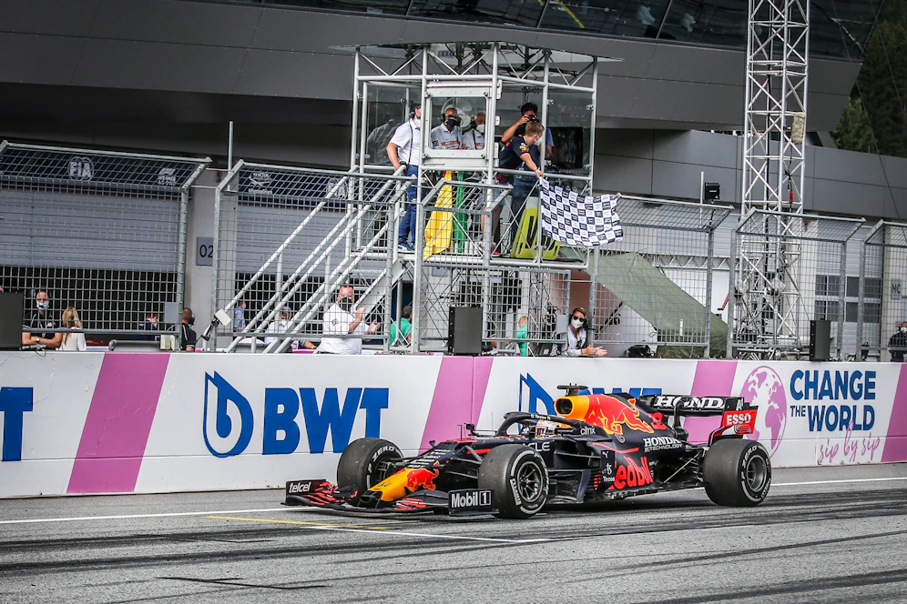 Verstappen bremst bei der Zieldurchfahrt in Spielberg ab, beschleunigt dann wieder.