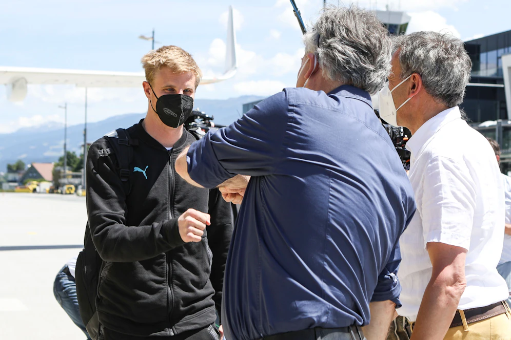 Hinteregger begrüßt Sportminister Kogler am Flughafen in Innsbruck. Dann ging es mit dem Helikopter weiter.&nbsp;