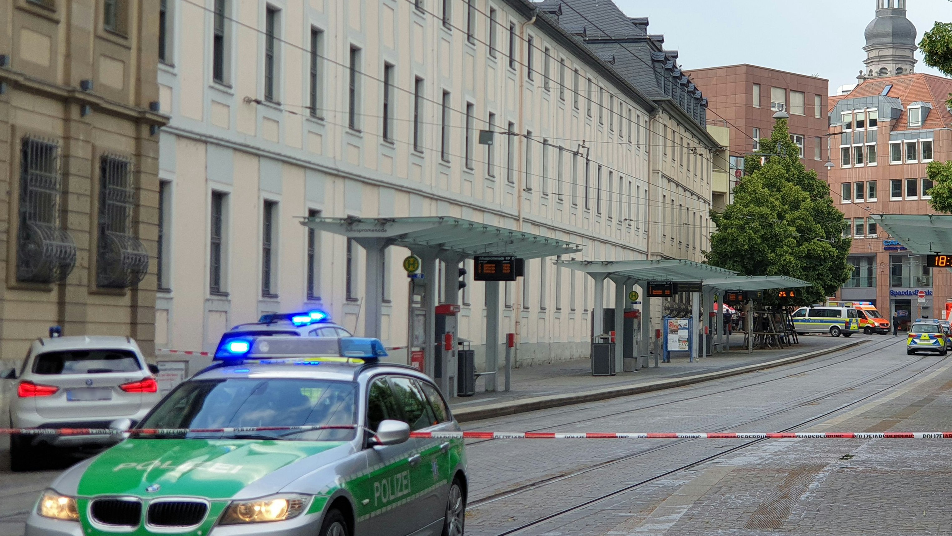 Download von www.picturedesk.com am 28.06.2021 (10:58).  25 June 2021, Würzburg: Police cars are parked at the closed crime scene. Several people were killed in a knife attack in downtown Würzburg on Friday. Other people were injured, according to police. Photo: Carolin Gißibl/dpa - 20210625_PD10076 - Rechteinfo: Rights Managed (RM)