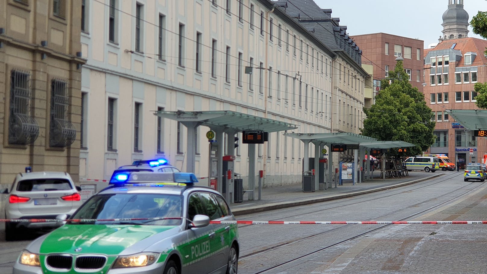 In Erfurt griff ein Mann zwei Personen mit einem Messer an. Im Bild: Absperrung in Würzburg nach der Messerattacke von Freitag.