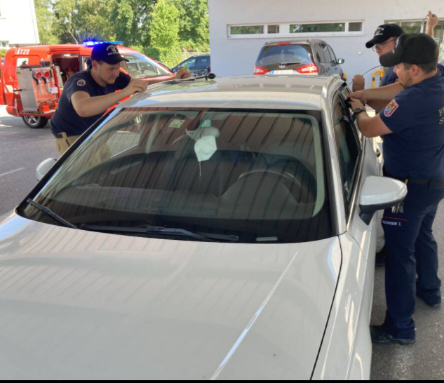 Die Kameraden der Freiwilligen Feuerwehr Ried befreiten das 6-Monate alte Mäderl aus dem Auto.