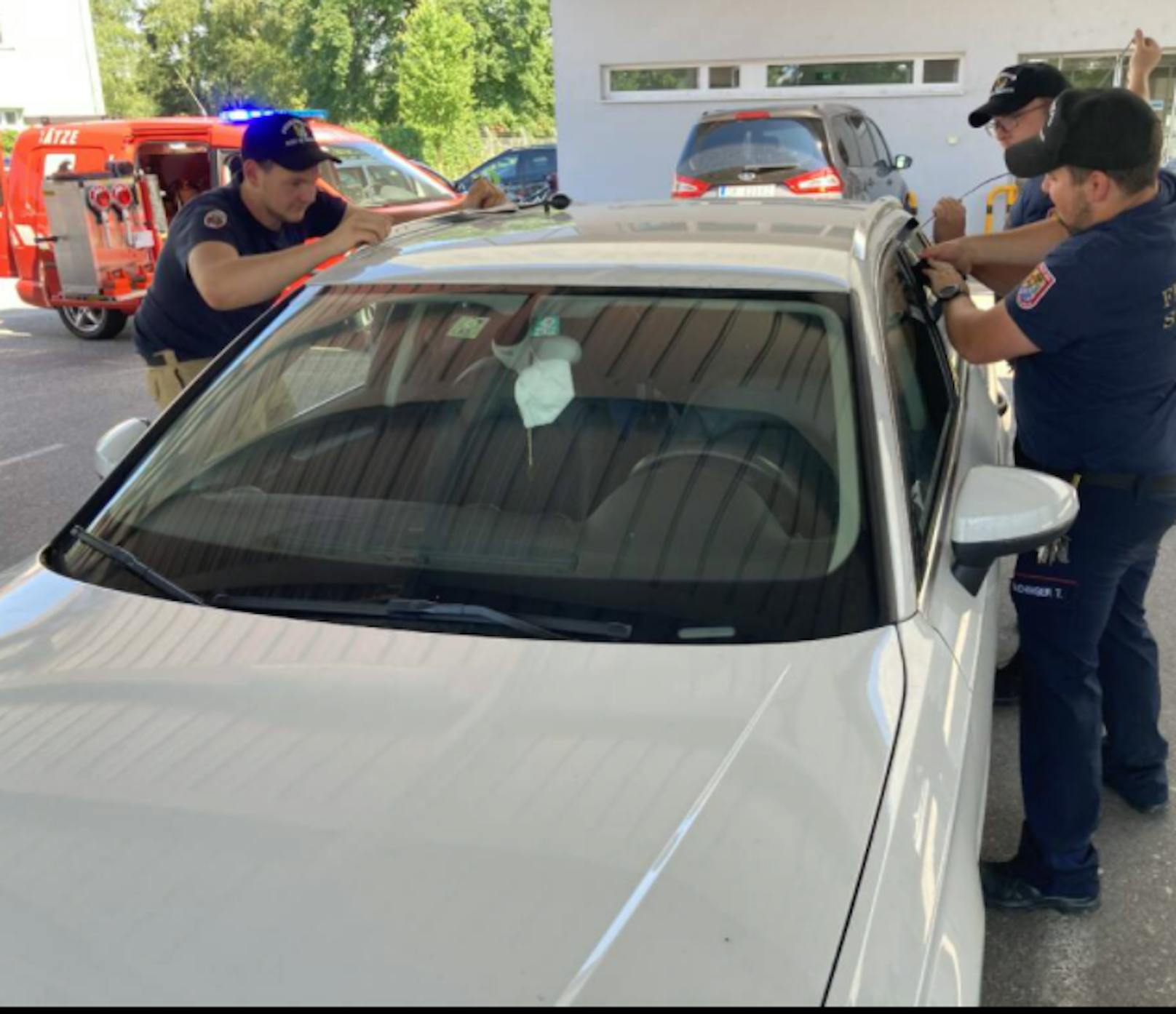 Die Kameraden der Freiwilligen Feuerwehr Ried befreiten das 6 Monate alte Mäderl aus dem Auto.