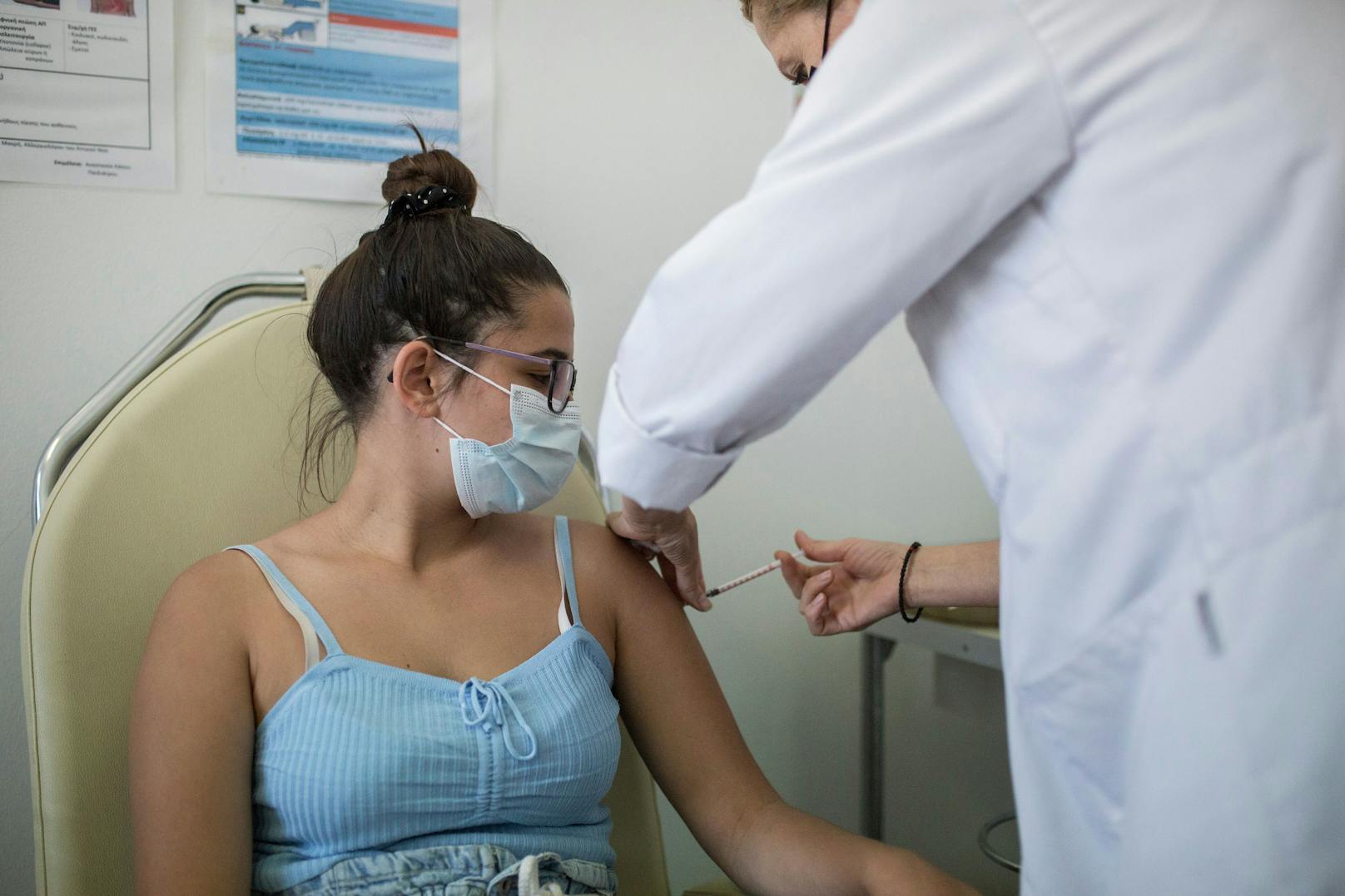 Eine junge Griechin wird gegen Corona geimpft.