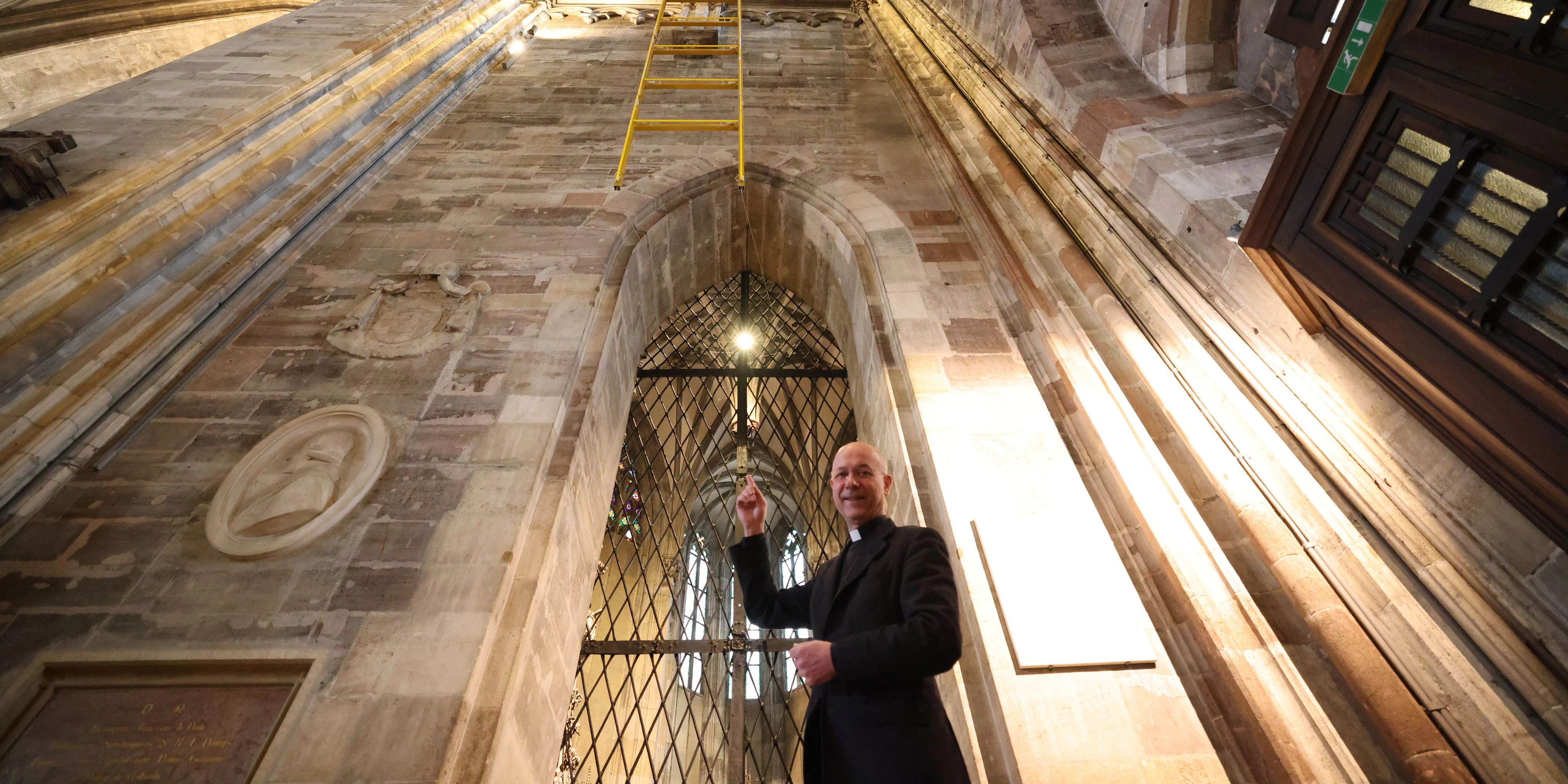 Dompfarrer Toni Faber in der Taufkapelle des Wiener Stephansdoms. 