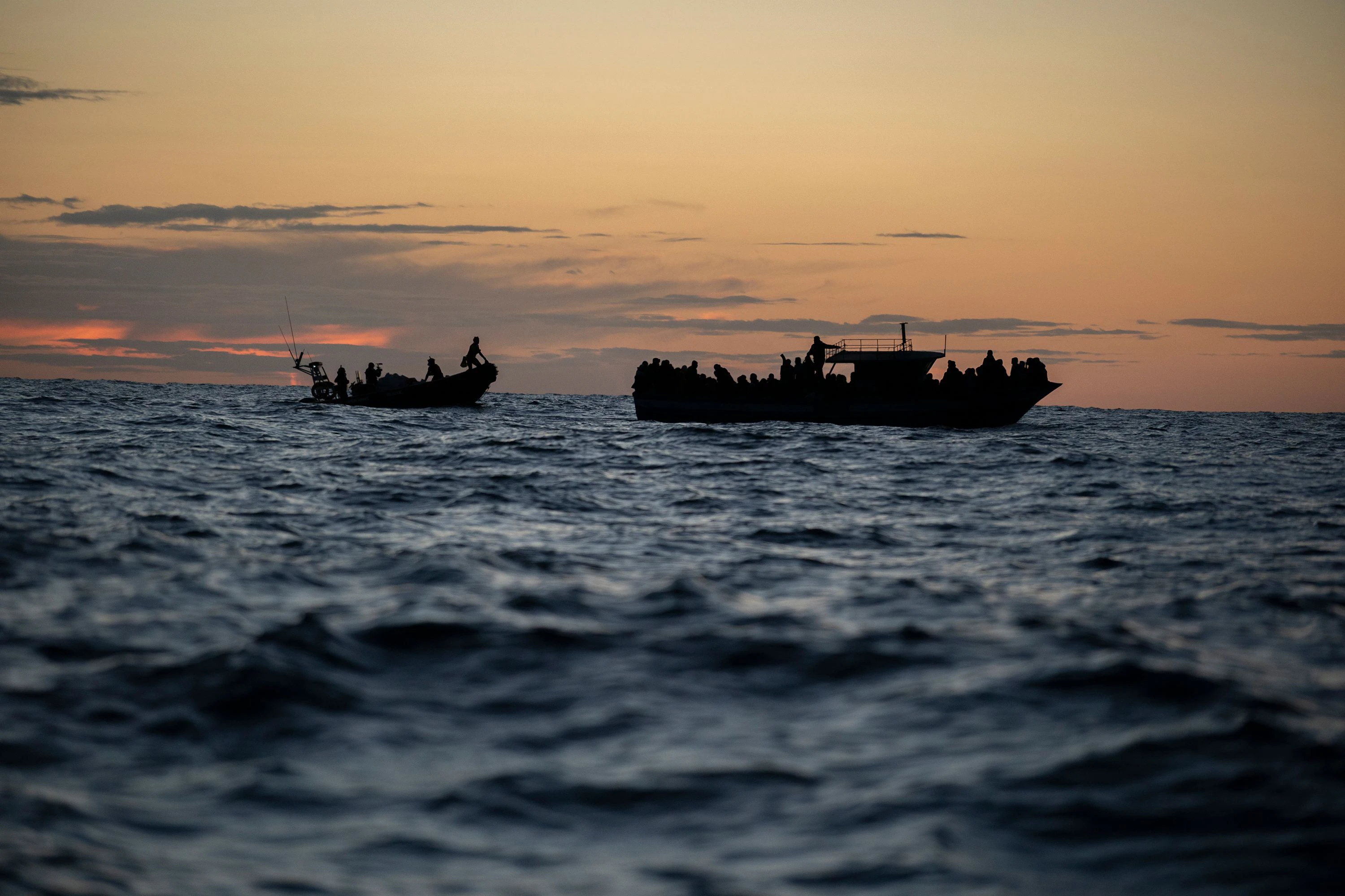 Download von www.picturedesk.com am 28.06.2021 (09:15).  Migrants, most of them from Eritrea, are assisted by aid workers of the Spanish NGO Open Arms, after being located sailing adrift on an overcrowded wooden boat in the Mediterranean sea, about 85 miles north of Libya, on Thursday, Dec. 31, 2020. (AP Photo/Joan Mateu) - 20201231_PD5621 - Rechteinfo: Rights Managed (RM)