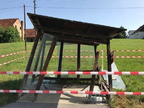 Nach dem Crash mit der Bushaltestelle nahm der Fahrer einfach Reißaus.