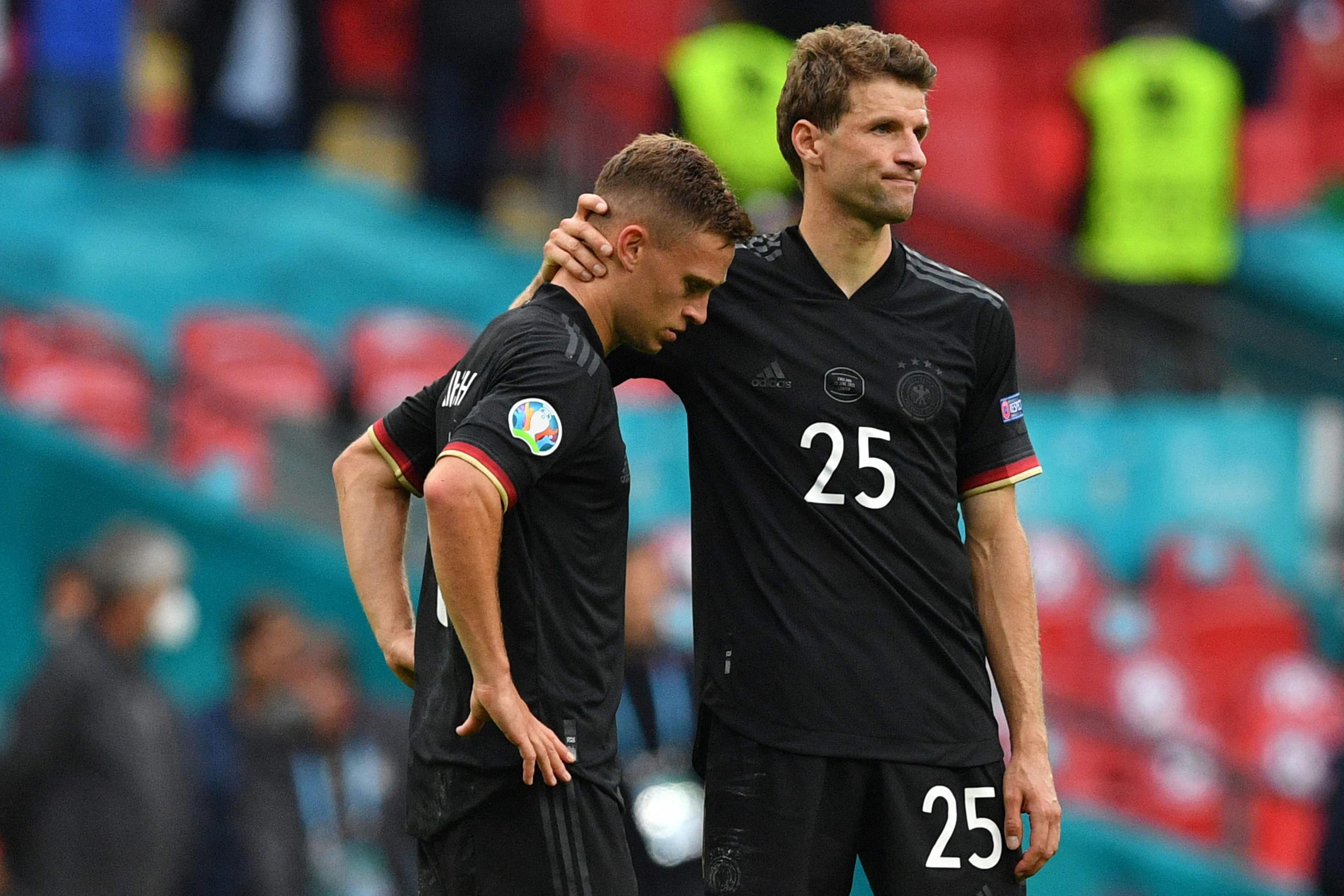 Joshua Kimmich lässt sich von Bayern- und DFB-Kollege Thomas Müller trösten.