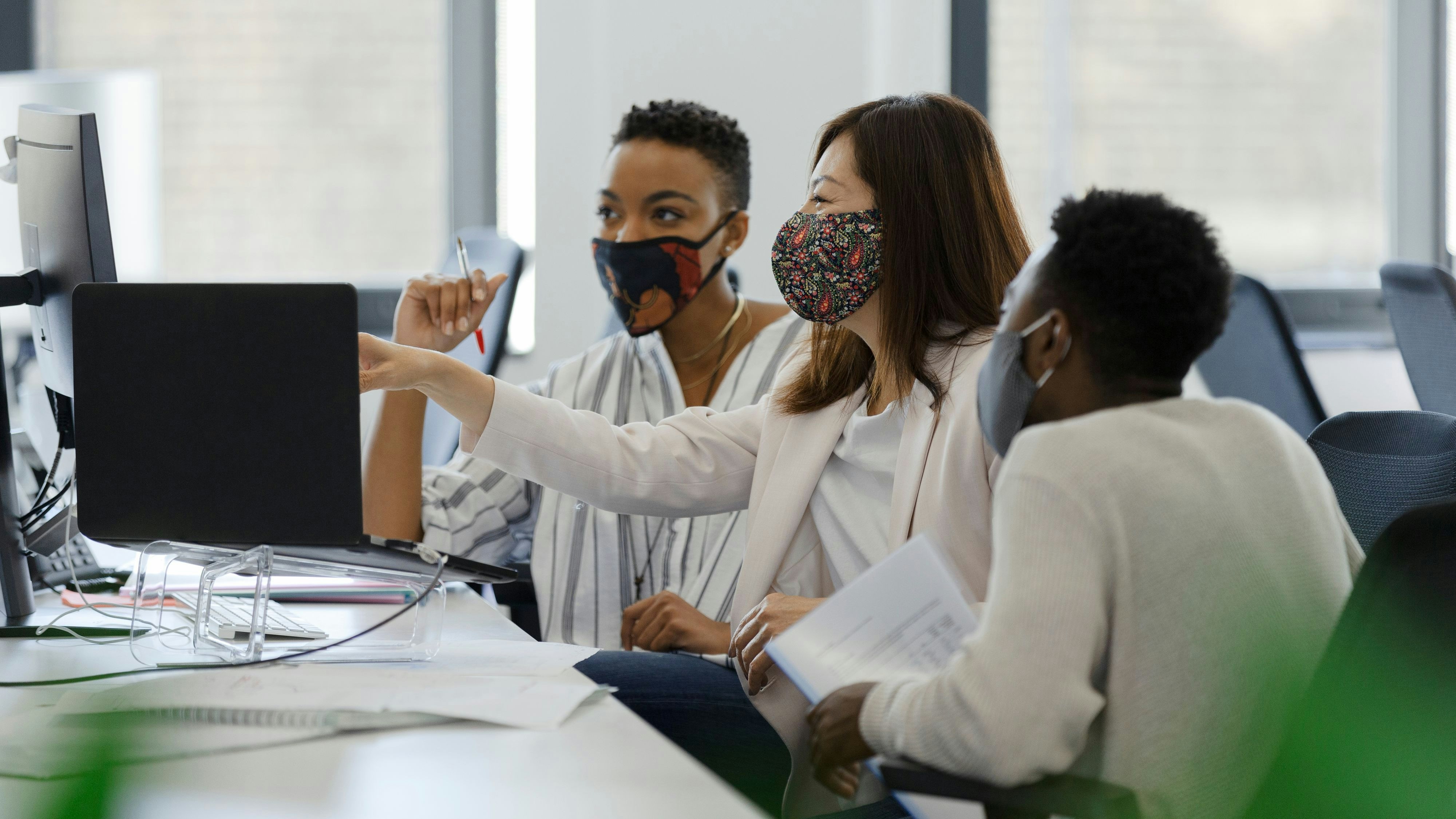 Download von www.picturedesk.com am 29.06.2021 (17:03).  Business people in face masks working at computer in office. - 20210615_PD0134 - Rechteinfo: Royalty Free (RF) Model Released