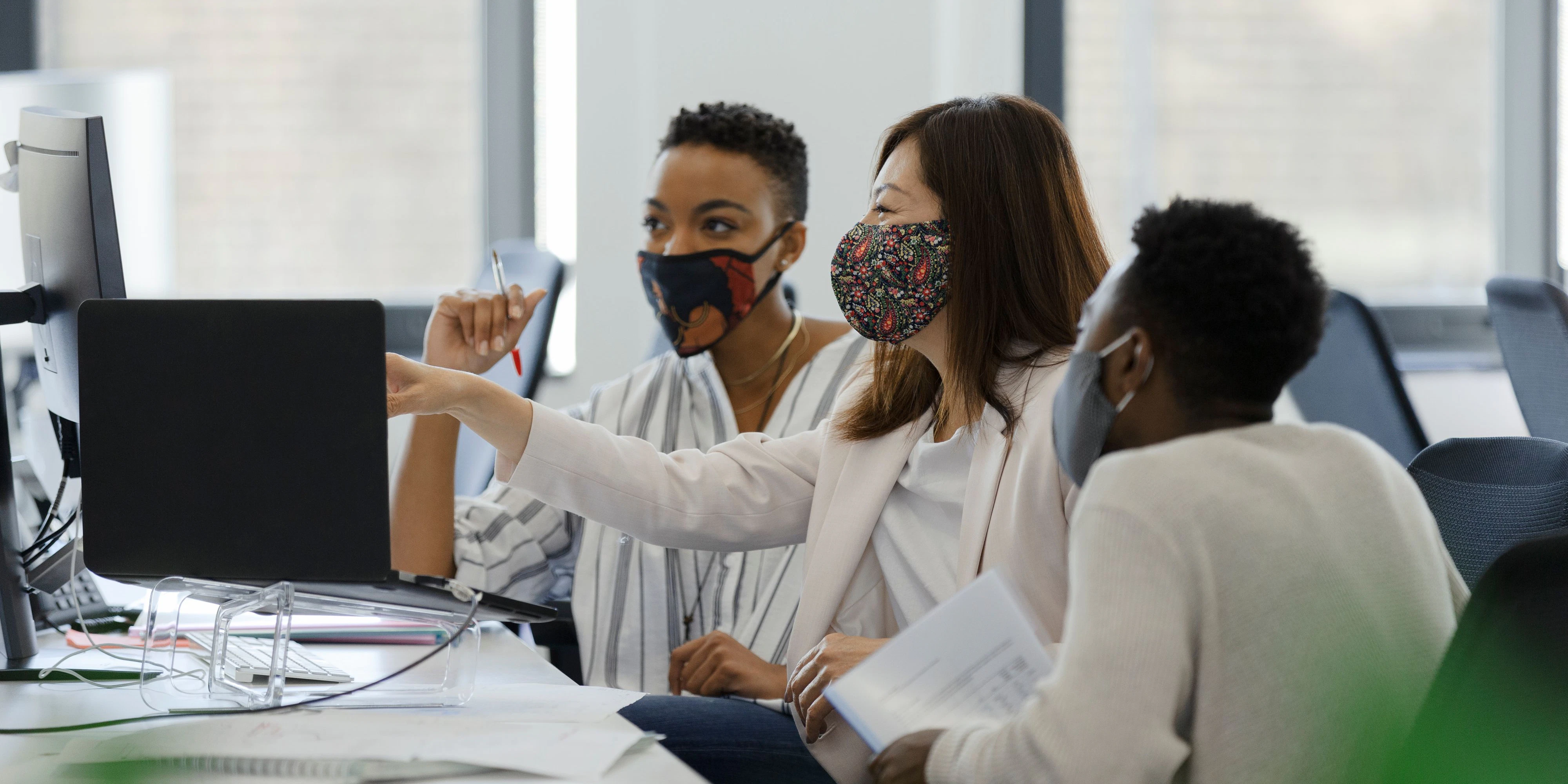 Download von www.picturedesk.com am 29.06.2021 (17:03).  Business people in face masks working at computer in office. - 20210615_PD0134 - Rechteinfo: Royalty Free (RF) Model Released