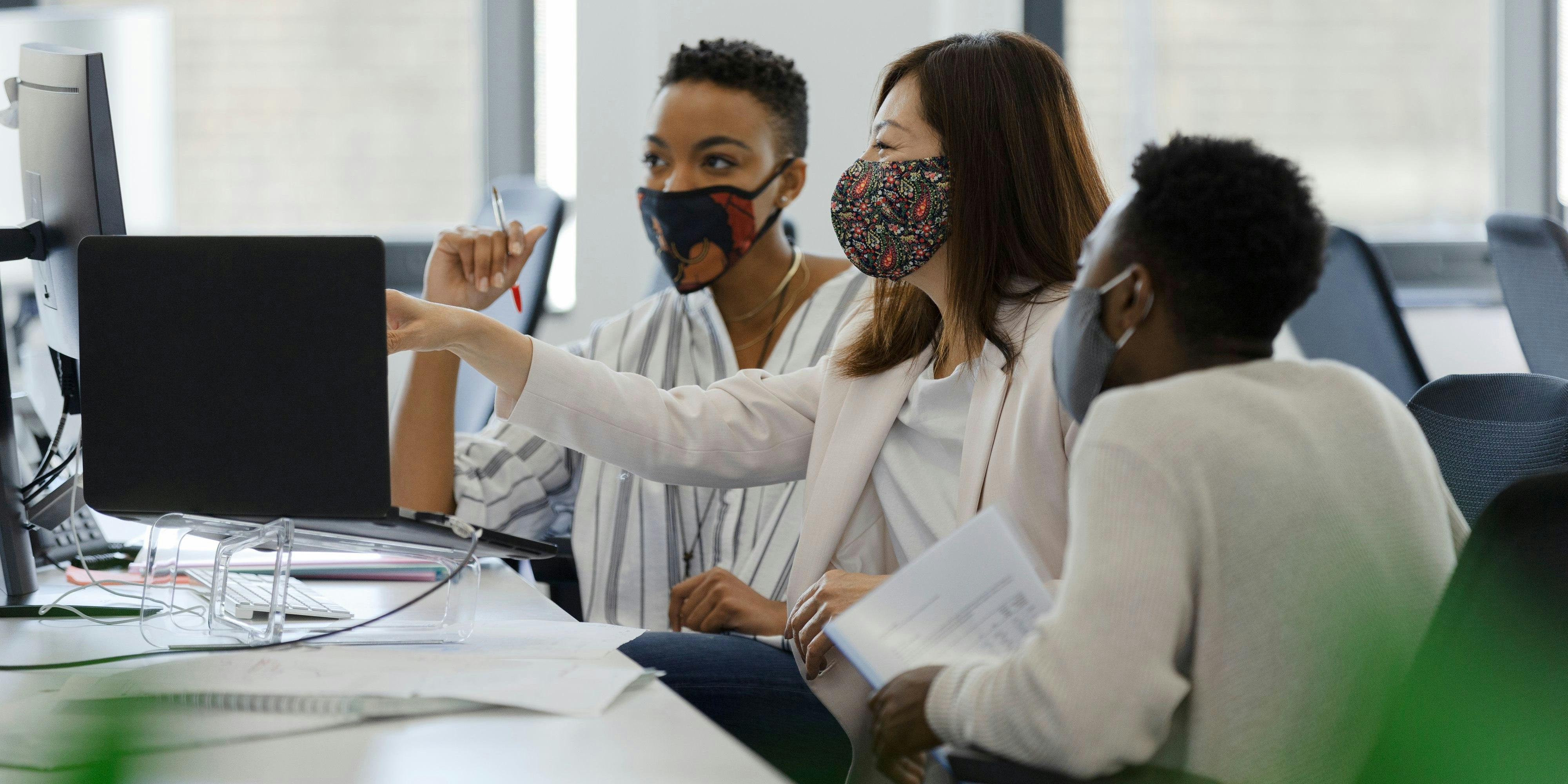 Download von www.picturedesk.com am 29.06.2021 (17:03).  Business people in face masks working at computer in office. - 20210615_PD0134 - Rechteinfo: Royalty Free (RF) Model Released
