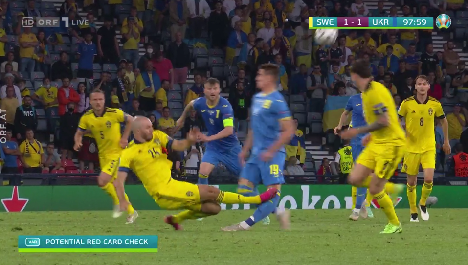 Marcus Danielson foult Artem Besedin schwer.