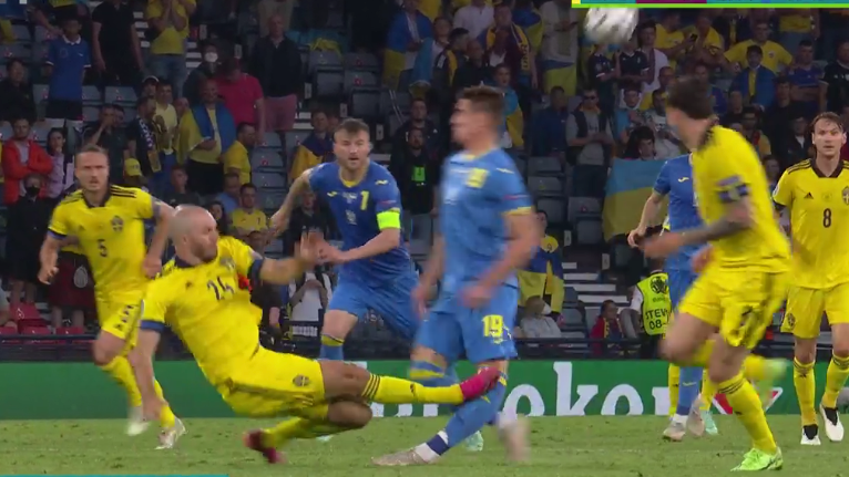 Marcus Danielson foult Artem Besedin schwer.