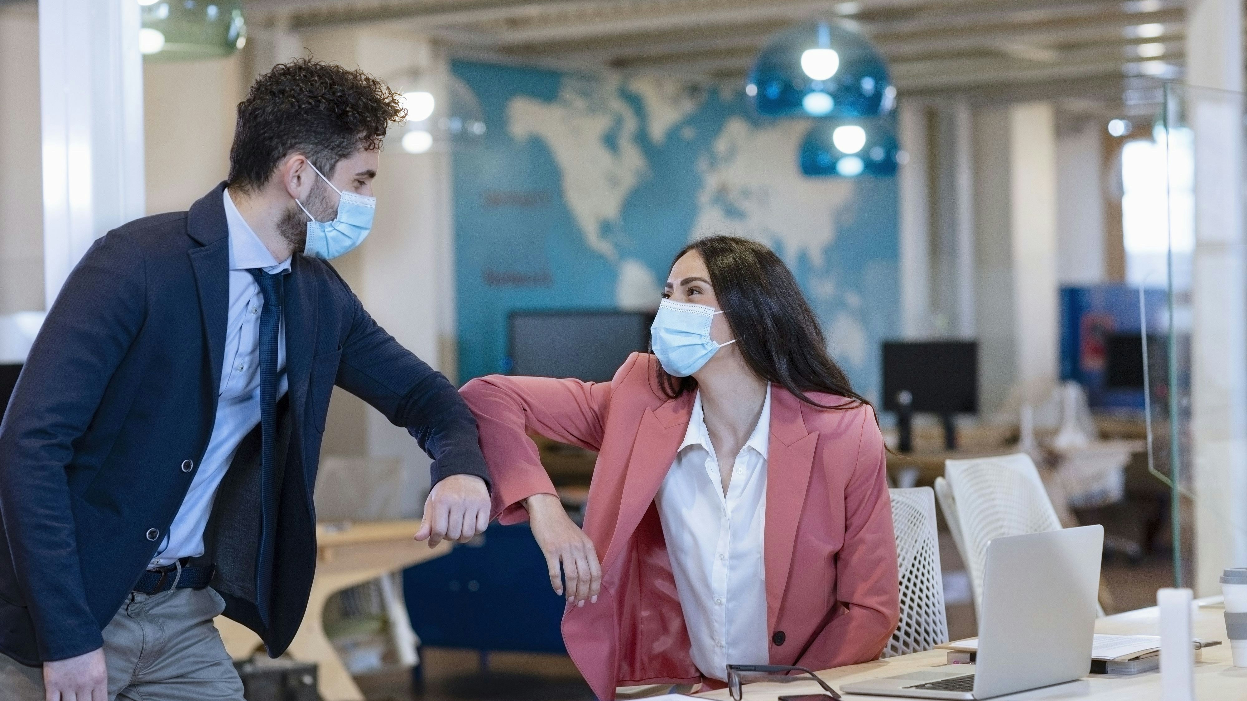 Download von www.picturedesk.com am 29.06.2021 (17:04).  Male and female entrepreneurs doing elbow bump during pandemic at office - 20210505_PD13062 - Rechteinfo: Royalty Free (RF) Model Released