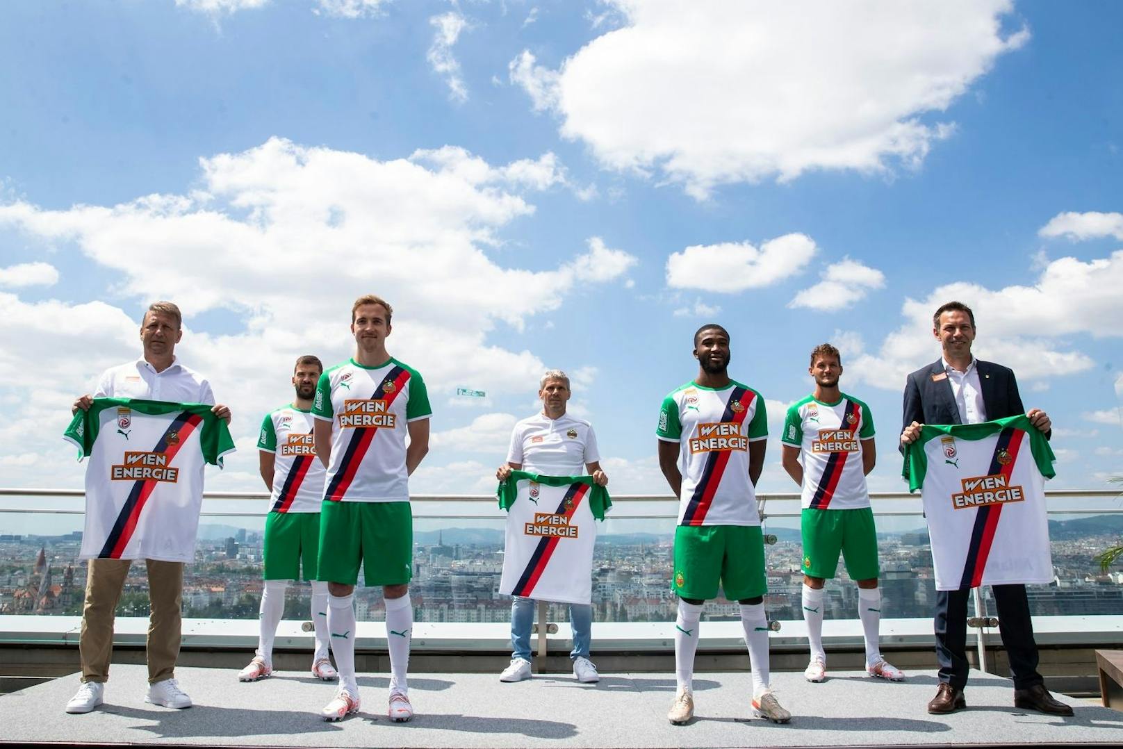Für Rekordmeister Rapid begann zum Saison-Kickoff eine neue Ära, ab sofort tragen die Grün-Weißen Puma-Trikots. Erstmals sind auch auf dem Heim-Trikot die Gründungsfarben Blau und Rot mit dabei.