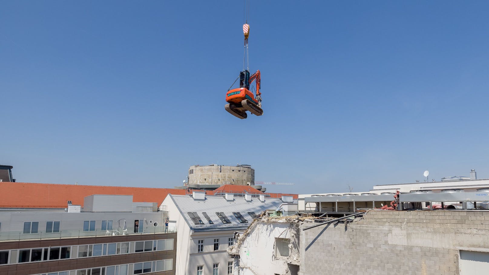 Der Bagger wäre zu schwer für das Dach des Abrisshauses in Wien-Neubau.&nbsp;