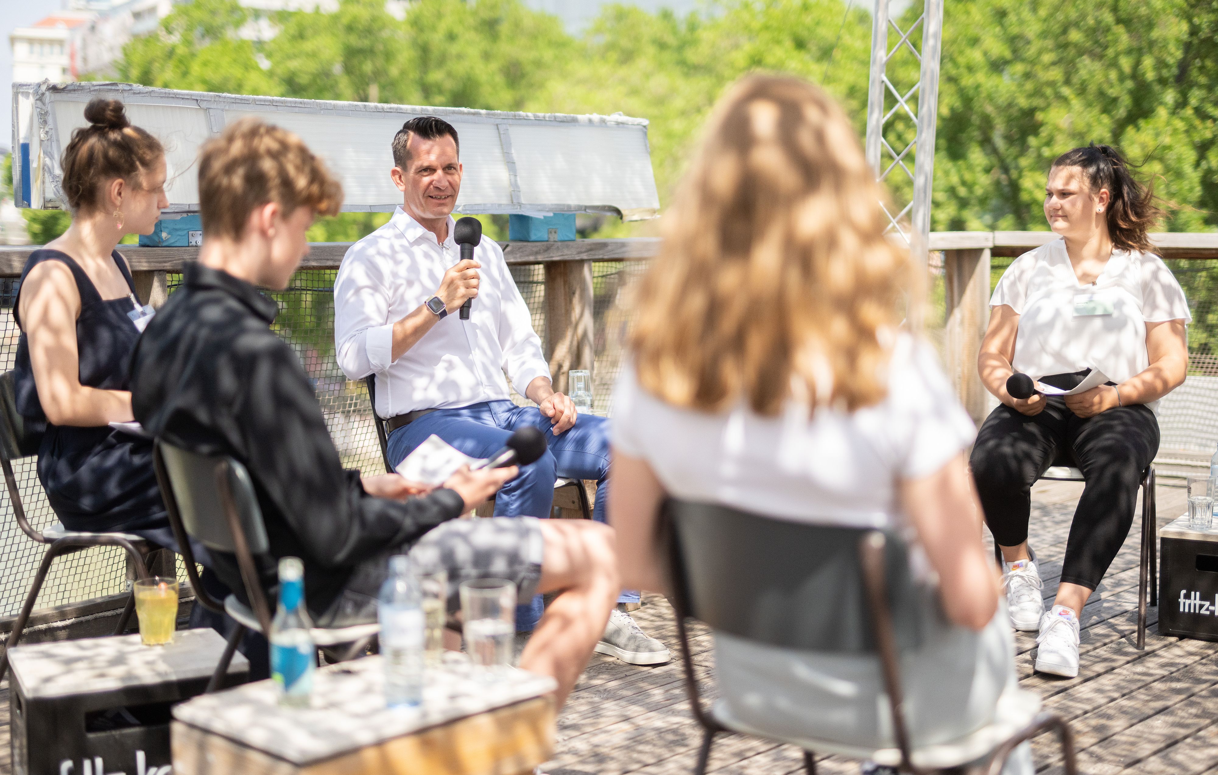 Gesundheitsminister <strong>Wolfgang Mückstein</strong> stellte sich am Badeschiff den Fragen junger Leute zum Coronavirus und zur Impfung. 