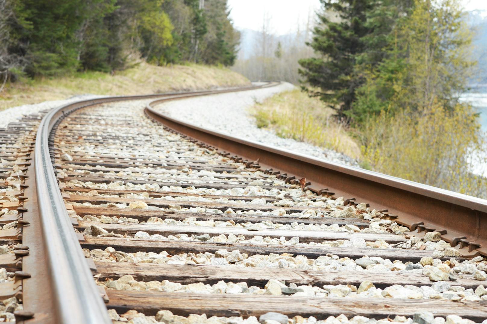 Schienen einer Bahnstrecke. (Symbolbild)