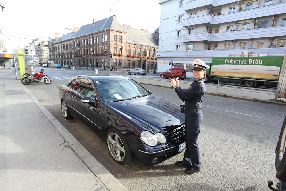 Am 1. März startet das flächendeckende Parkpickerl. Dafür müssen rund 2.000 neue Verkehrstafeln montiert werden. 250 zusätzliche Parksheriffs kümmern sich um die Kontrolle.