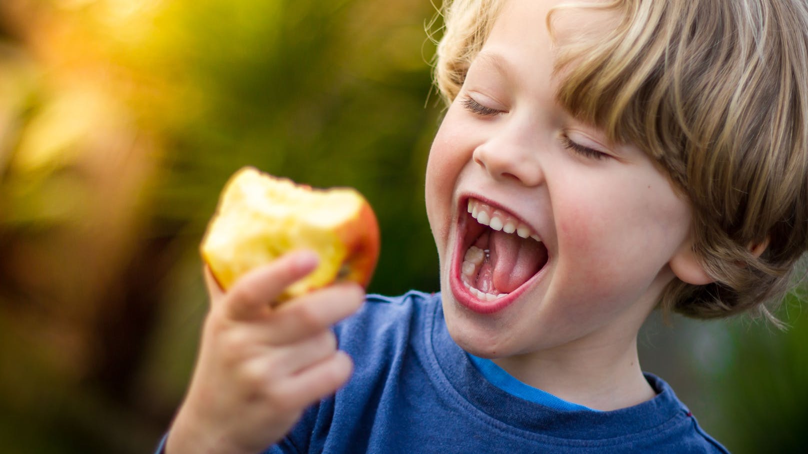 Lieber Obst statt Fruchtpüree:&nbsp;Kauen ist wichtig, weil es die Muskeln im Mund fördert, was schlussendlich die Sprachentwicklung unterstützt.