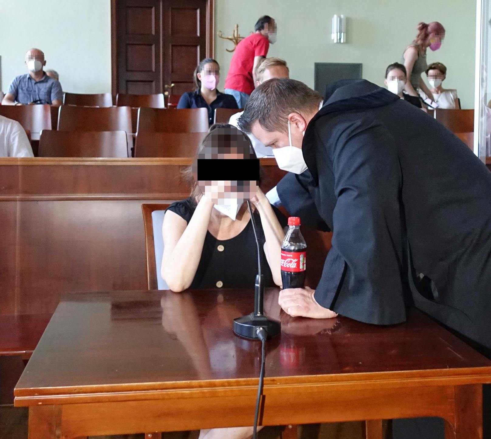 Die wegen Mordes angeklagte Witwe beim Prozess in Wr. Neustadt