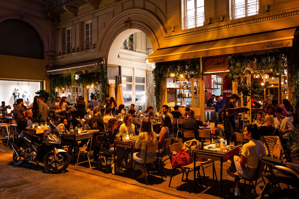 Nun räumt Griechenland Geimpften gewissen Privilegien ein. (Im Bild: Menschen in einer Bar in Athen)