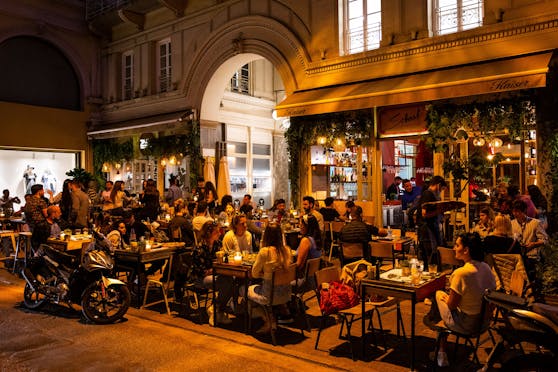 Nun räumt Griechenland Geimpften gewissen Privilegien ein. (Im Bild: Menschen in einer Bar in Athen)