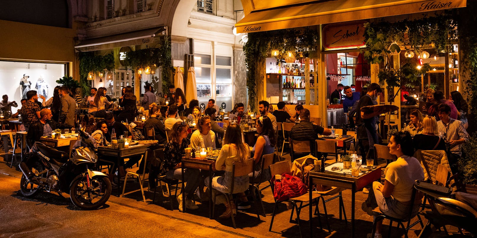 Gäste im Außenbereich einer Bar in Athen
