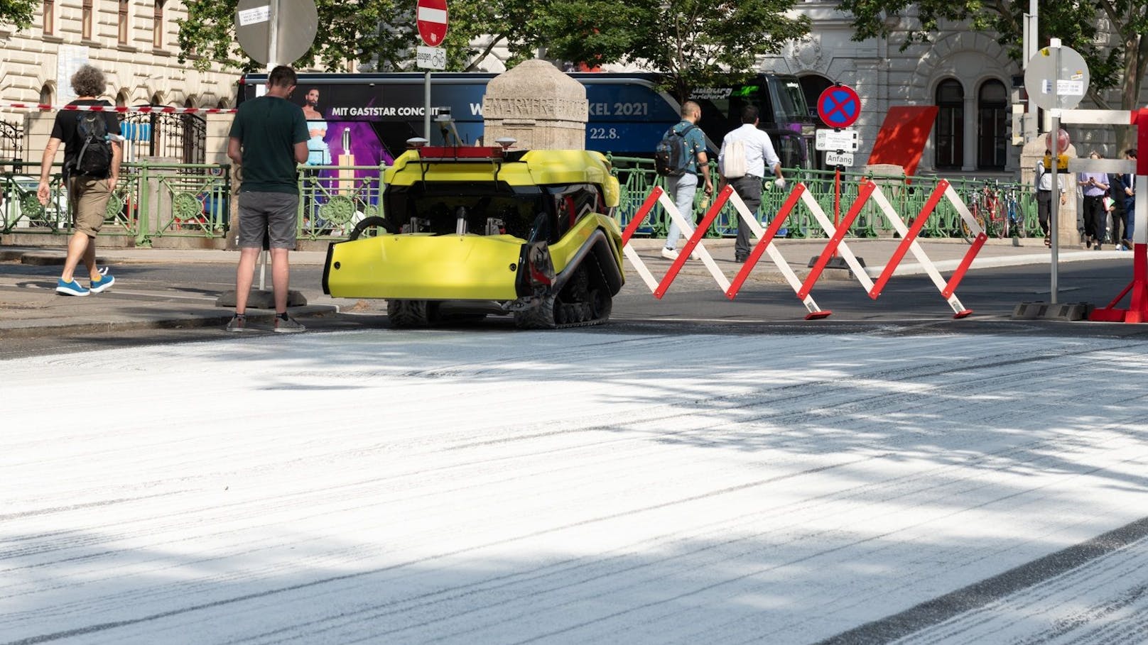 Roboter färbte die Straße vor der Kunstuni weiß ein.
