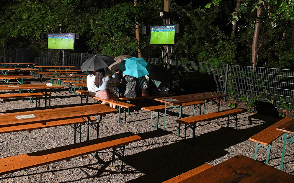 Das Public Viewing in Deutschland könnte beim Achtelfinale ins Wasser fallen.
