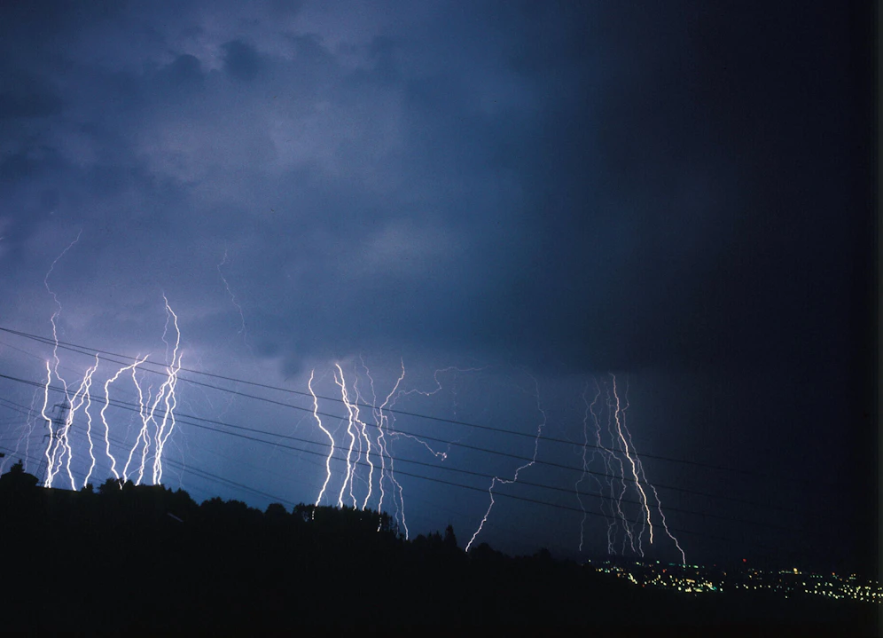 Blitze entladen sich bei einem Gewitter über Österreich.