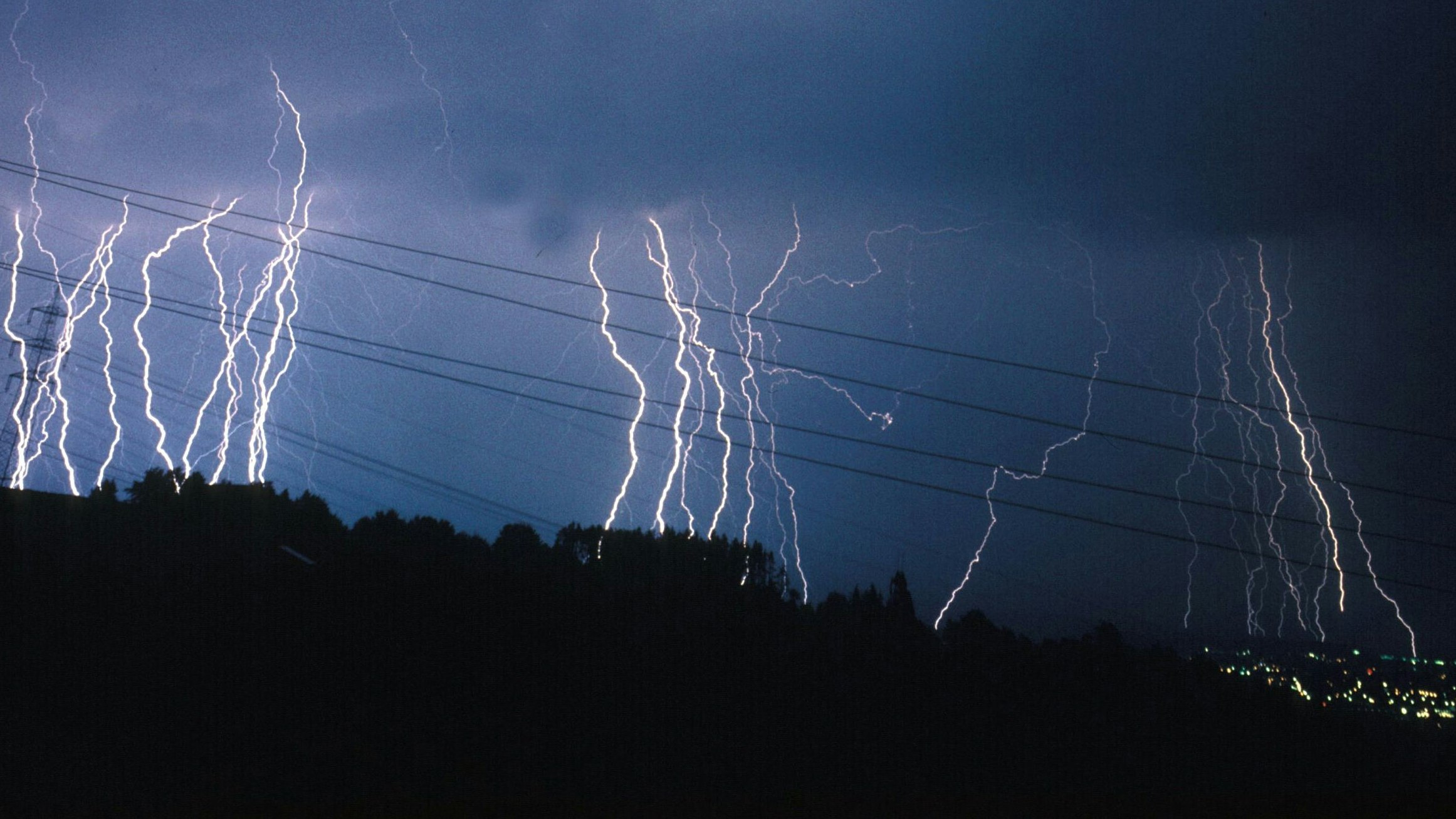 Blitze entladen sich bei einem Gewitter über Österreich.
