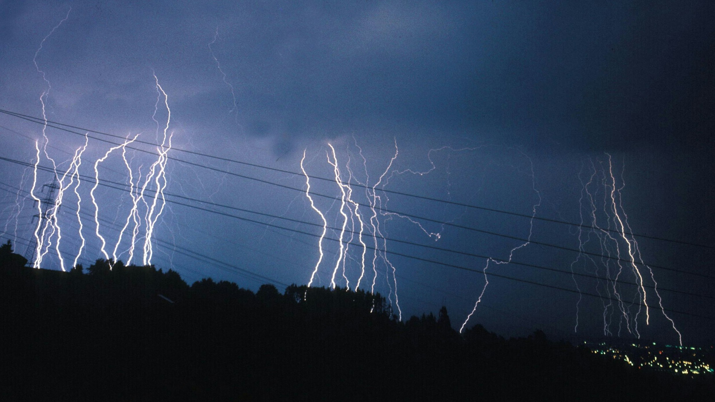 Blitze entladen sich bei einem Gewitter über Österreich.