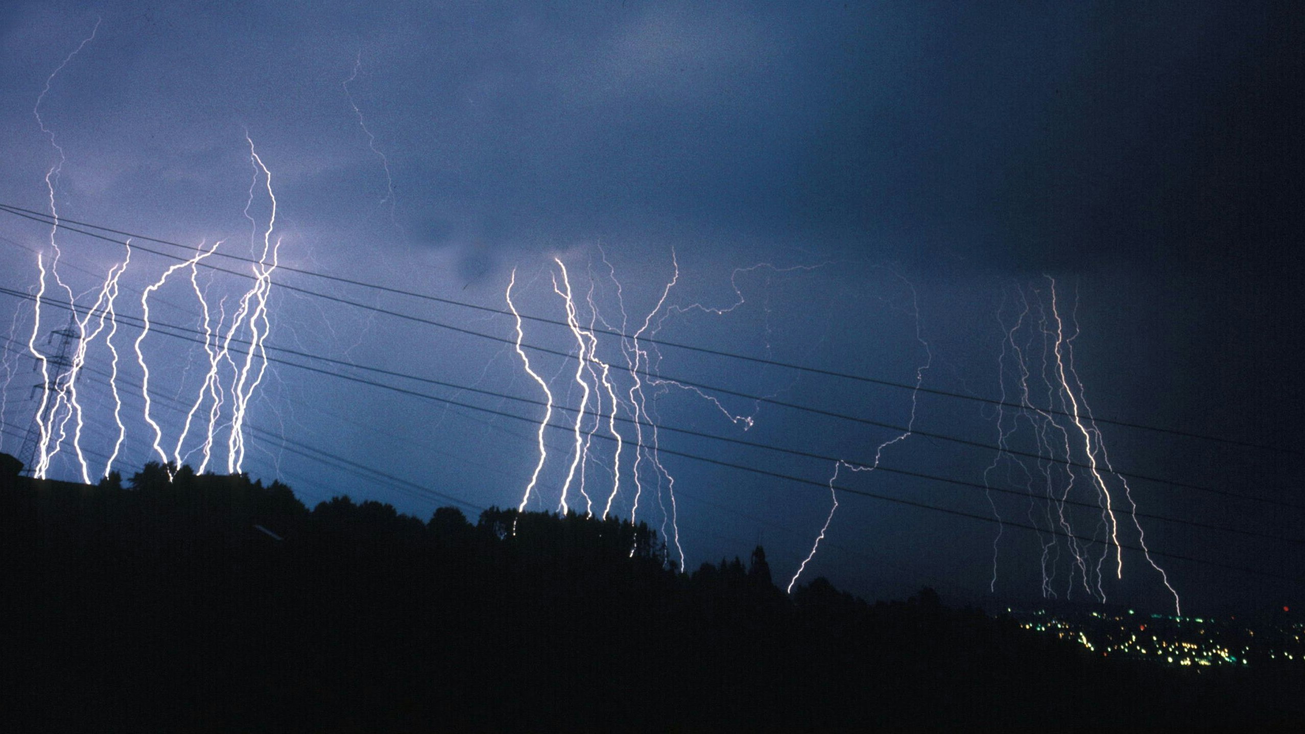 Blitze entladen sich bei einem Gewitter über Österreich.